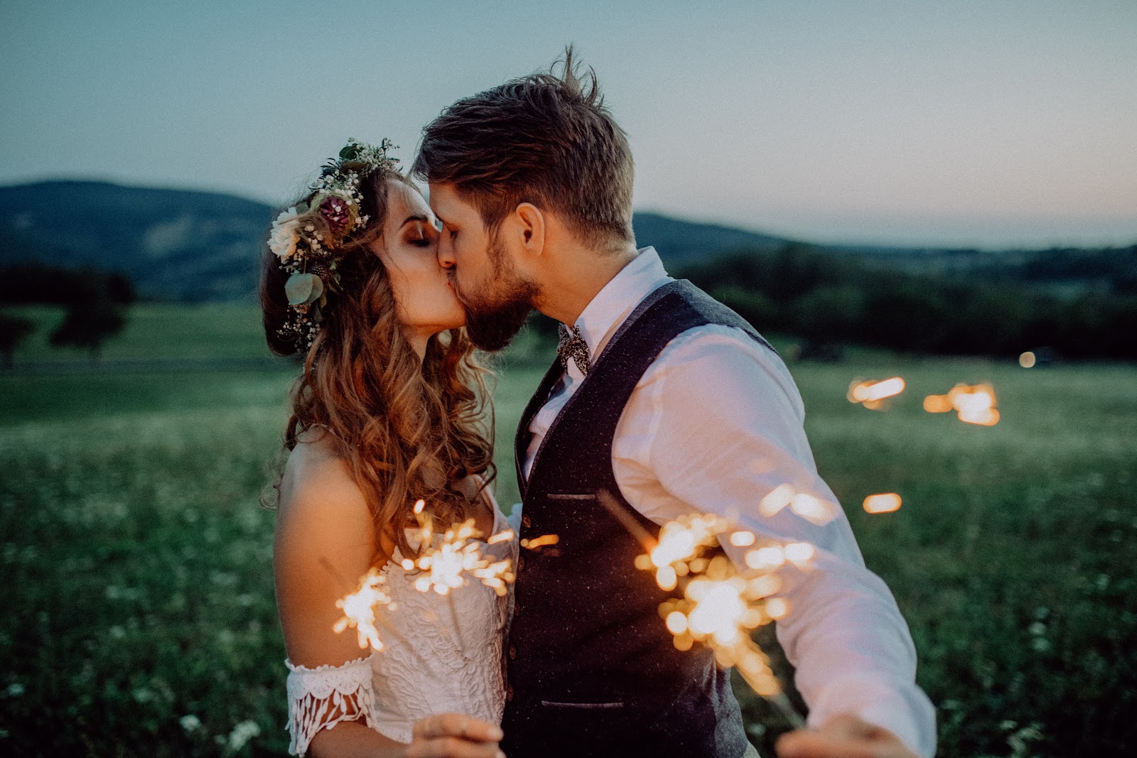DIY Wedding Invitation: Couple kissing