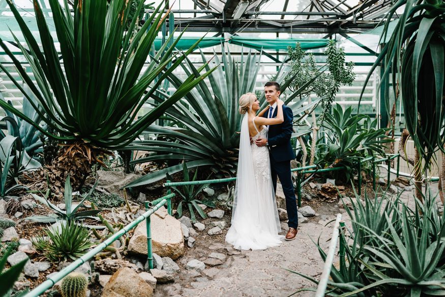 Small wedding ideas: A bride and groom in a botanical garden