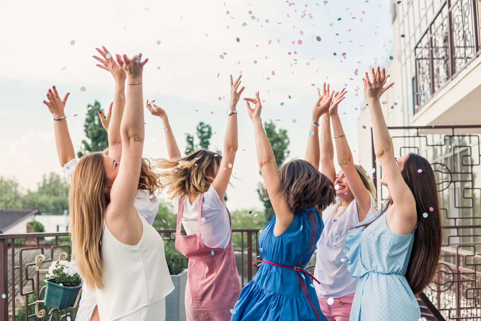 Bridal Shower Games: Ladies having fun at the bridal showr party