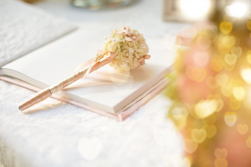 Wedding guest book ideas: a traditional guest book and pen