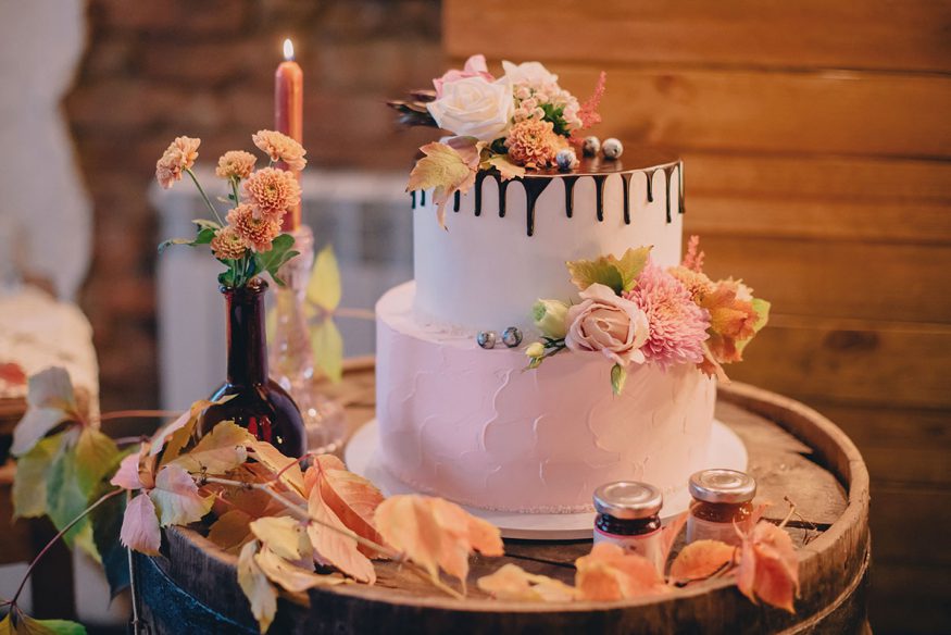 fall wedding decorations: autumn wedding cake