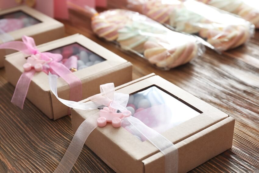 Baby shower favors: boxes of sweets on a table