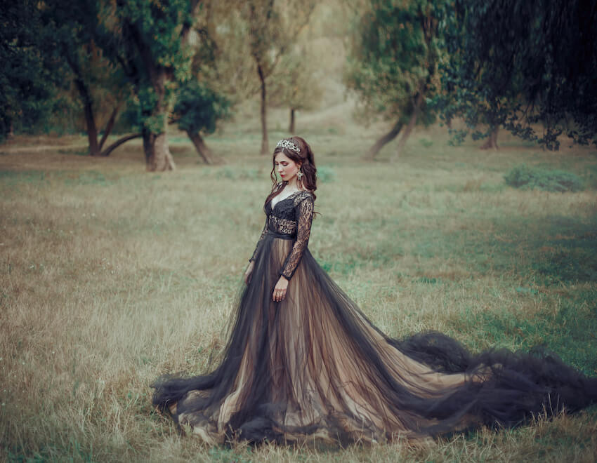 Gothic wedding: bride wearing a black dress