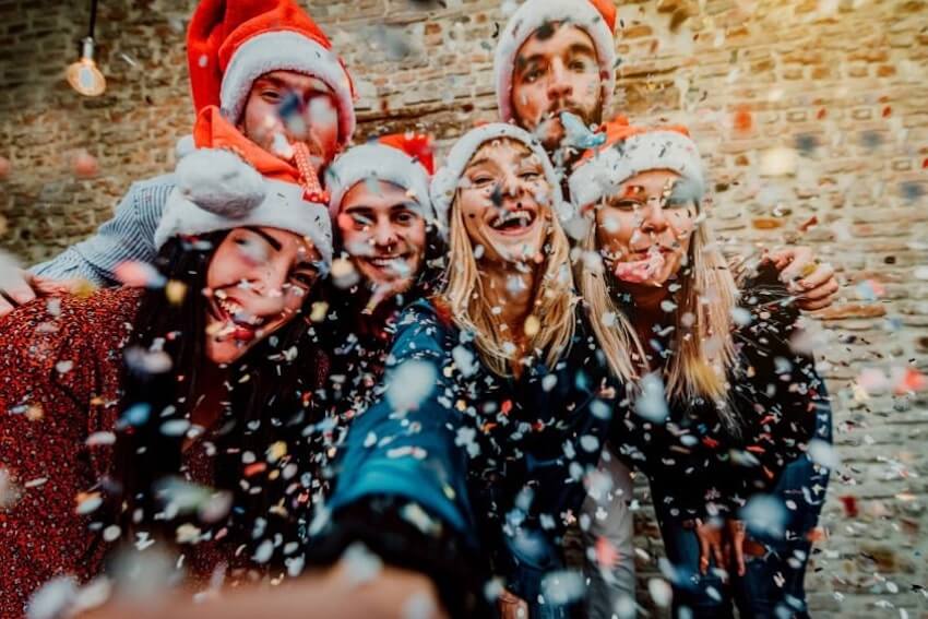 Text message invitations: friends taking a groufie