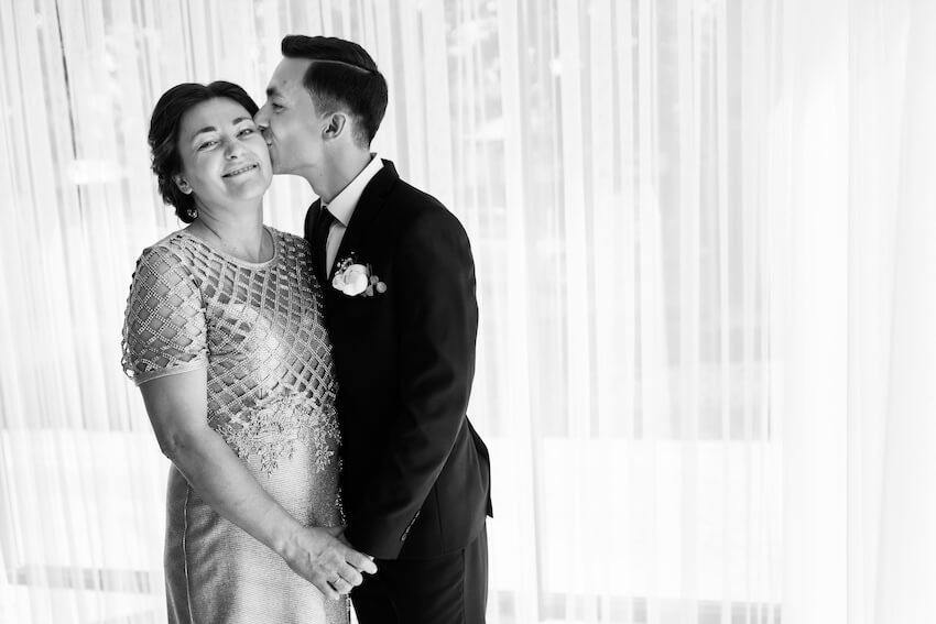 Groom kissing his mom on the cheek