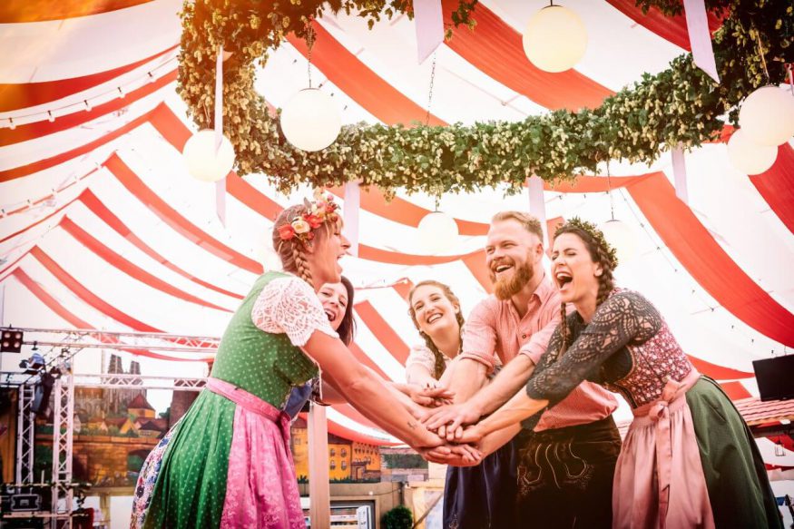 Oktoberfest party ideas: group of friends in Oktoberfest