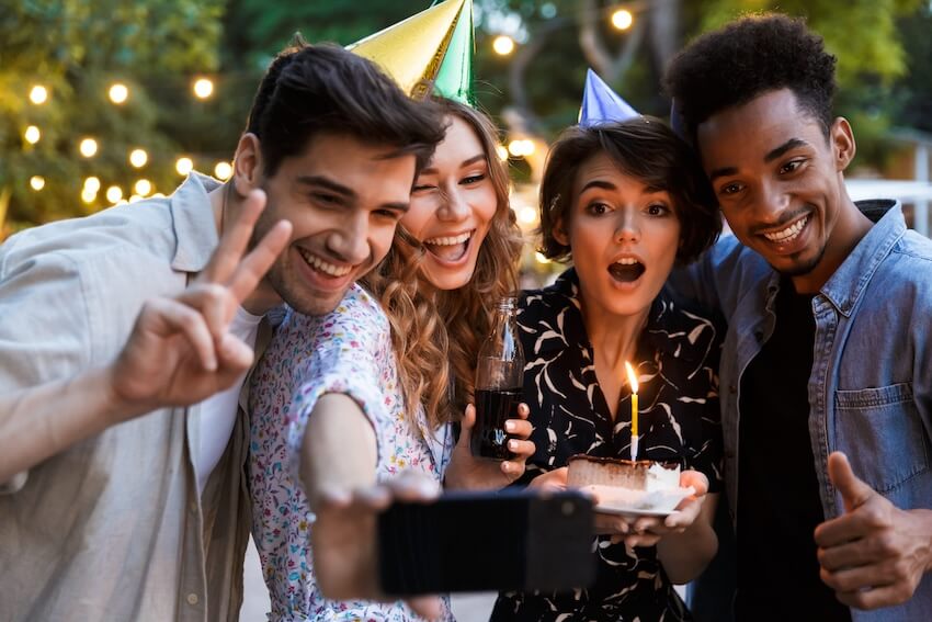 Summer birthday party ideas: group of friends taking a groufie