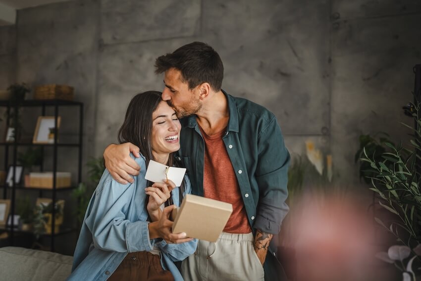Love cards: guy kissing his partner on the forehead