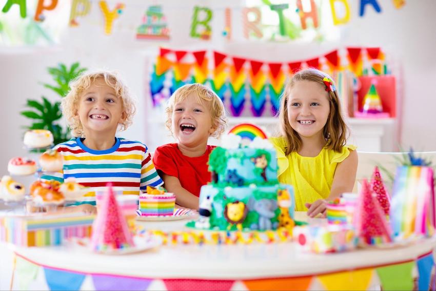 Jungle theme party: Children standing on cake station