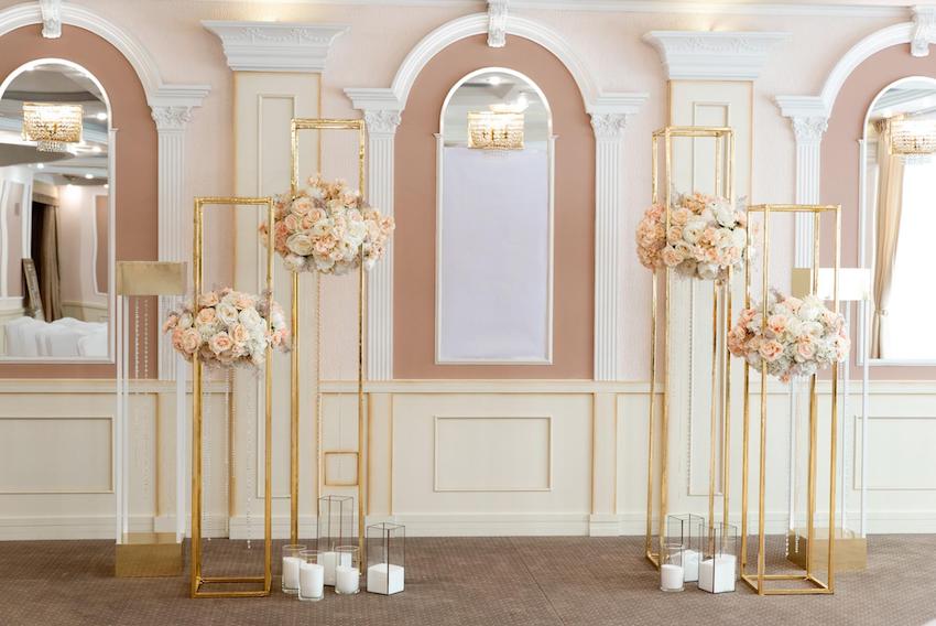 Wedding rehearsal: Hallway with flower stand and candles