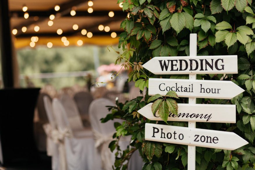 Wedding day timeline: arrow signs for wedding guests