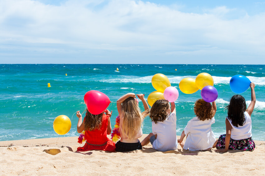https://www.greenvelope.com/blog/wp-content/uploads/kids-holding-some-balloons-at-a-beach.jpeg
