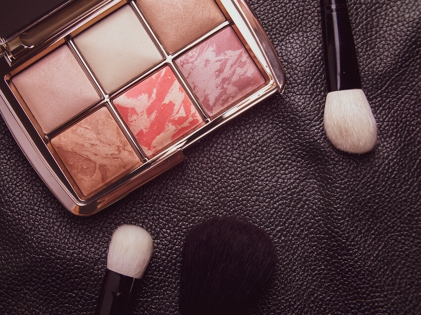 Makeup palette and 3 makeup brushes