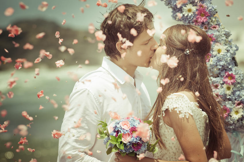 Vow renewal checklist: married couple kissing