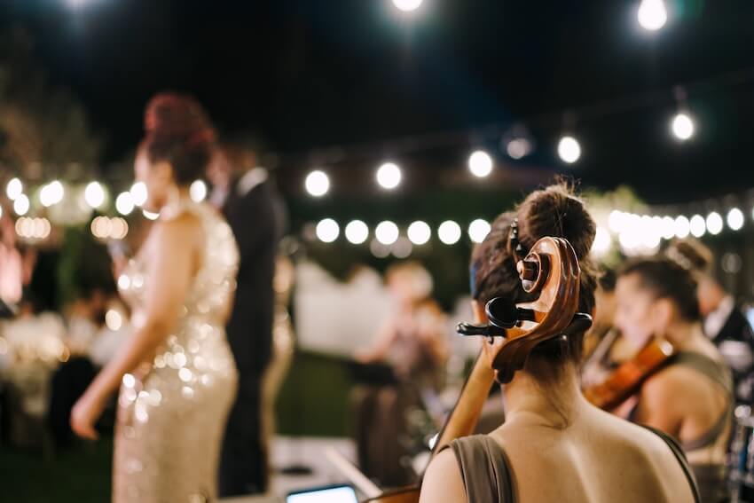 Wedding checklist: musicians playing at a wedding reception