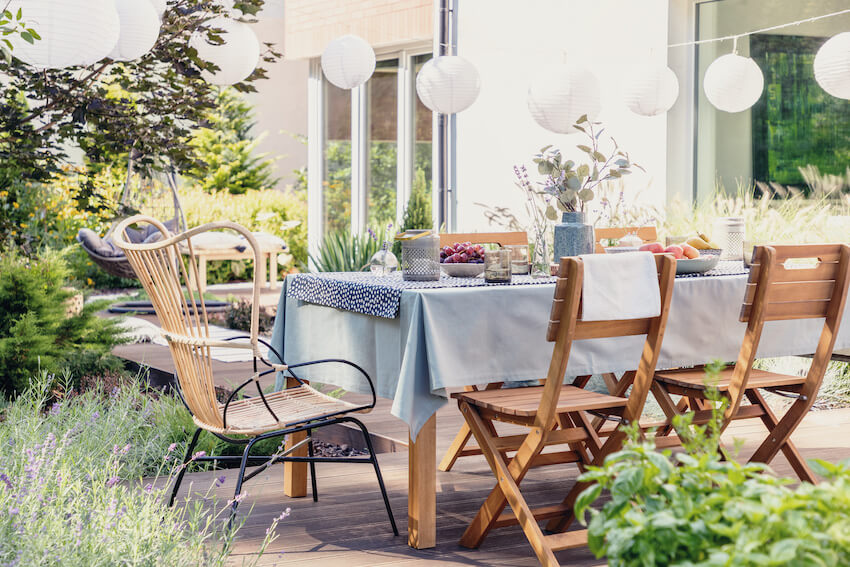 Boho baby shower: outdoor table setting