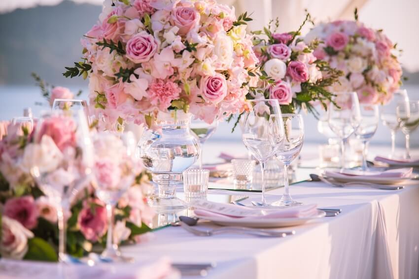 Wedding checklist: table setting with flowers
