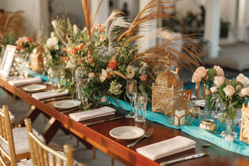 Boho baby shower: table setting with flowers