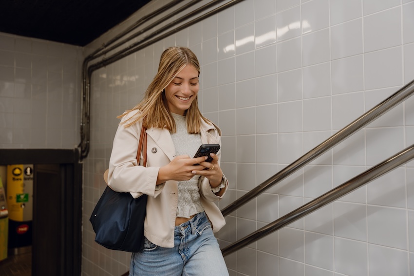 Digital thank you card: woman using her phone while walking
