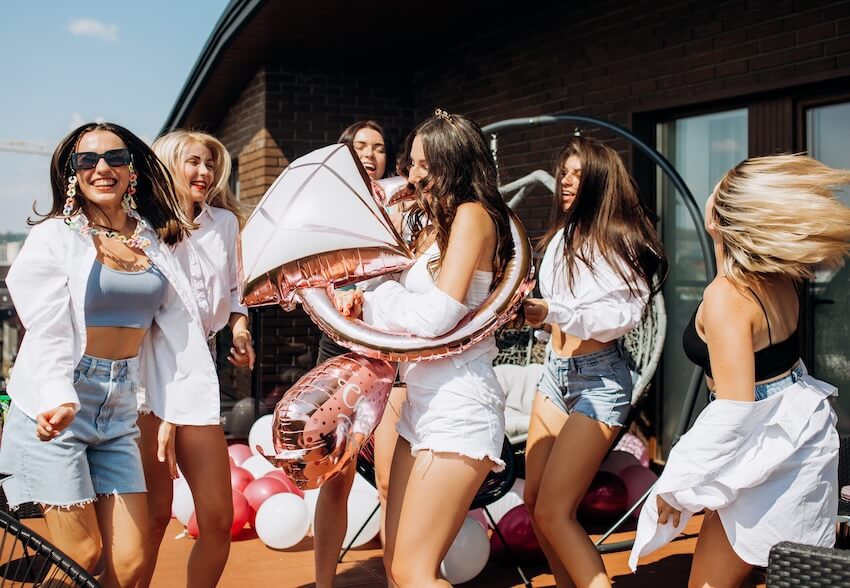 12 Bachelorette Party Games for an Unforgettably Fun Time - STATIONERS